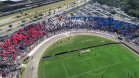 Imagem de drone apresenta milhares de torcedores nas arquibancadas de estádio de futebol