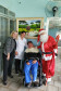 Delegada da PCPR, funcionária do lar de idosos, senhor cadeirante e papai Noel sorrindo para a foto