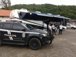 Policias civis e viaturas em frente a delegacia móvel da PCPR