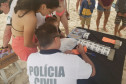 Policial civil preenche nome de criança em pulseirinha