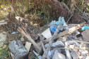 Lixo descarregado em área de preservação