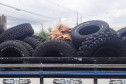 Dezenas de pneus em carroceria de caminhão