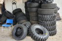 Dezenas de pneus empilhados
