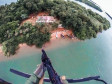 visão de dentro do helicóptero da pcpr em operação sobre o rio paraná
