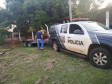 Policial com viatura da PCPR aparecem na foto cumprindo mandado de busca e apreensão em Foz do Iguaçu