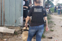Policiais e cão da polícia civil investigando o local