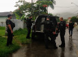 viatura da pcpr e policiais em operação na chuva