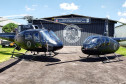 Dois helicópteros da polícia civil em frente ao hangar