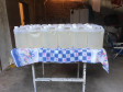 Galões de álcool em gel adulterados em uma mesa