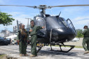 Policiais civis do GOA ao lado do helicóptero