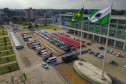Fotografia aérea mostrando os veículos entregues, as bandeiras do Brasil e do Paraná e o Palácio Iguaçu.