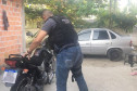 Policial civil averiguando motocicleta