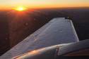 Aeronave em operação ao pôr-do-sol