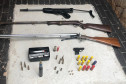 Diversas armas e munição sobre uma mesa