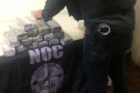 Policial civil organizando tabletes de droga apreendida