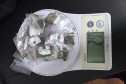 Diversos pacotes de droga sobre uma balança digital