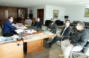 Participantes sentados, em reunião