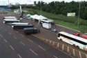 Imagem aérea de rodovia, mostrando vários ônibus e estandes