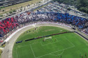 Imagem aérea de partida de futebol em estádio