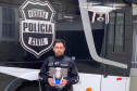 Investigador Juliano Filtrado operando um drone ao lado de ônibus da Policia Civil