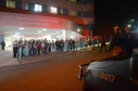 Profissionais da saúde em frente ao hospital, aguardando início da homenagem