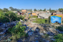 Várias casas em meio à área com muito lixo