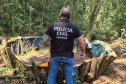 Policial civil de costas, observando local de rinha