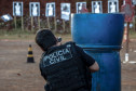 Policial civil em treinamento, apontando arma para alvo