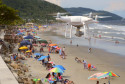 drone sobrevoa praia