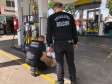 Policiais e perito colhem amostra em posto de combustível