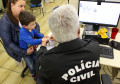 Policial recolhe digital de uma criança
