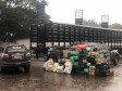 Pacotes da droga empilhados ao lado de caminhão