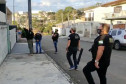 Diversos policiais civis chegando em local para busca e apreensão