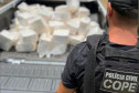 Policial civil ao lado de veiculo com drogas