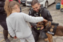 Criança interagindo com cão policial
