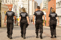 Quatro policiais civis de costas