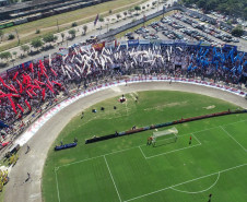 Imagem de drone apresenta milhares de torcedores nas arquibancadas de estádio de futebol
