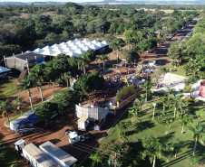 Imagem de drone apresenta estandes de feira no interior do Estado