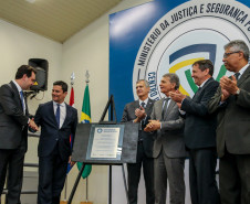 Governador Ratinho Junior cumprimenta o Ministro Sérgio Moro sob aplausos dos demais presentes