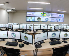 Dezenas de computadores em uma sala de operações