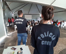 Policiais civis em evento "PCPR nos Bairros" em Ponta Grossa
