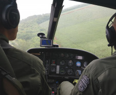 Policiais civis em voo de helicoptero
