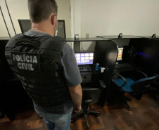 Policial observa equipamentos utilizados para jogos