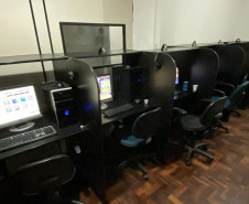 Sala com diversas máquinas de jogos