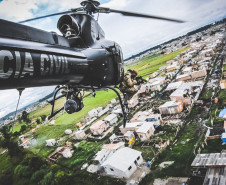 Helicóptero da polícia civil sobrevoando área urbana