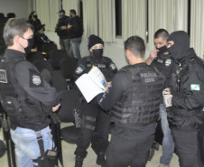Policiais civis recebendo instruções para sair em operação
