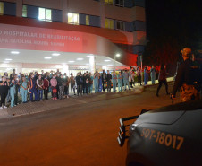 Profissionais da saúde em frente ao hospital, aguardando início da homenagem