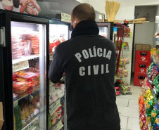 Policial civil verificando validade de produtos