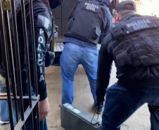 Policiais civis recolhendo baterias furtadas