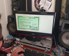 Policial civil verifica arquivos em computador